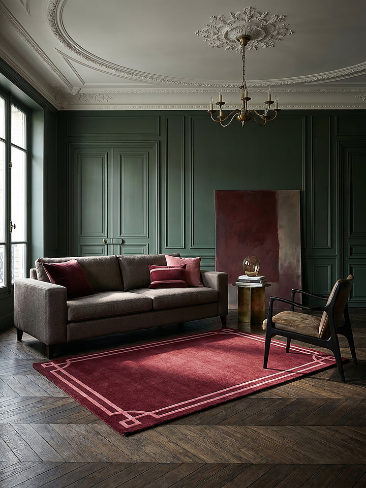 Teppich Rot rechteckig Editorial Interior als Designobjekt drapiert hochwertige Wohnaccessoires_