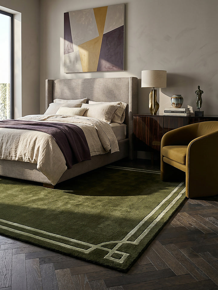 Teppich Grün rechteckig im Wohnzimmer mit Couchtisch und Wohnaccessoires Wohnidee skandinavisch modern_