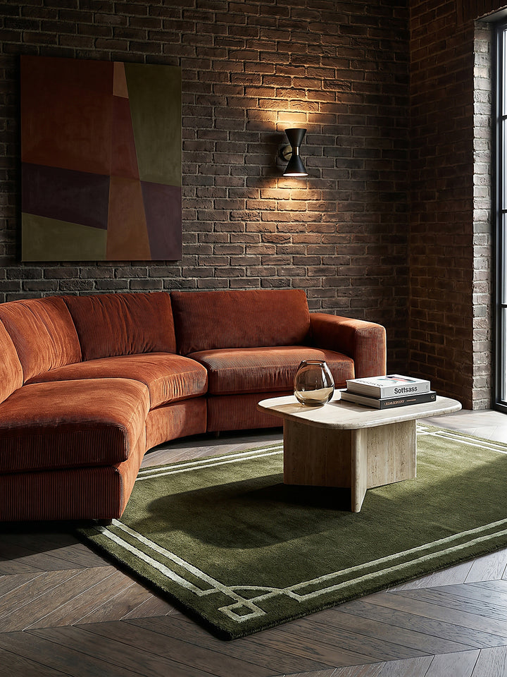Teppich Grün rechteckig Editorial Interior als Designobjekt drapiert hochwertige Wohnaccessoires_