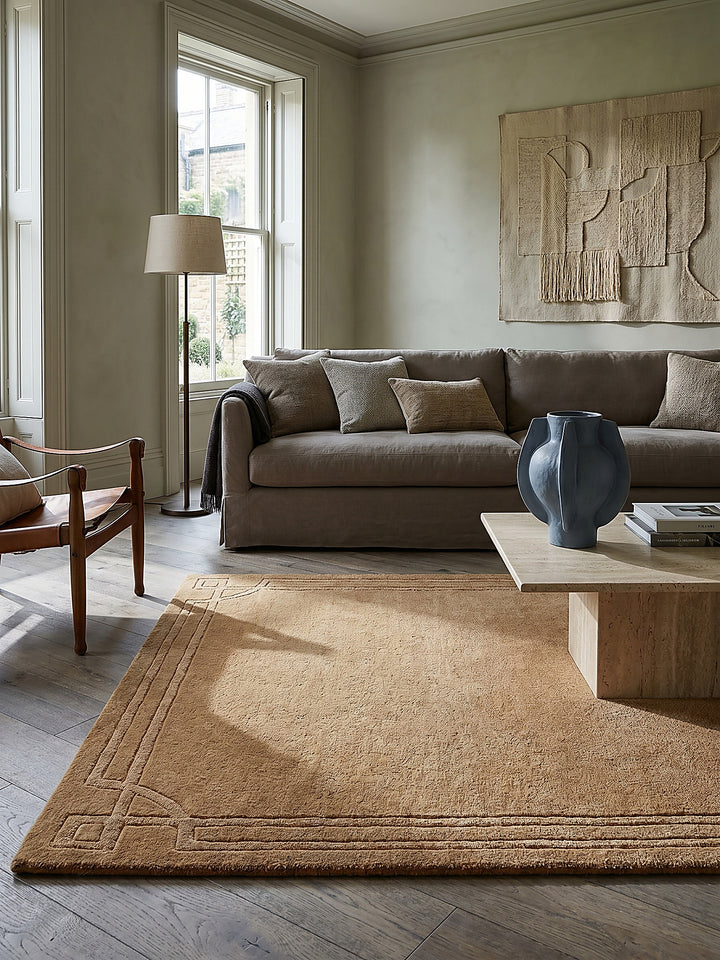 Teppich Ocker rechteckig Editorial Interior als Designobjekt drapiert hochwertige Wohnaccessoires_