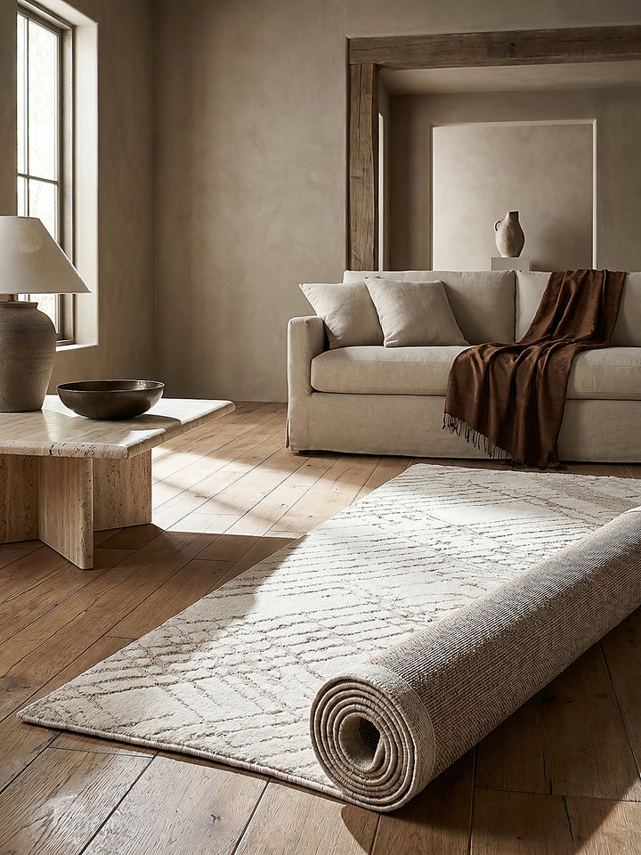 Teppich Creme Läufer Editorial Interior als Designobjekt drapiert hochwertige Wohnaccessoires_