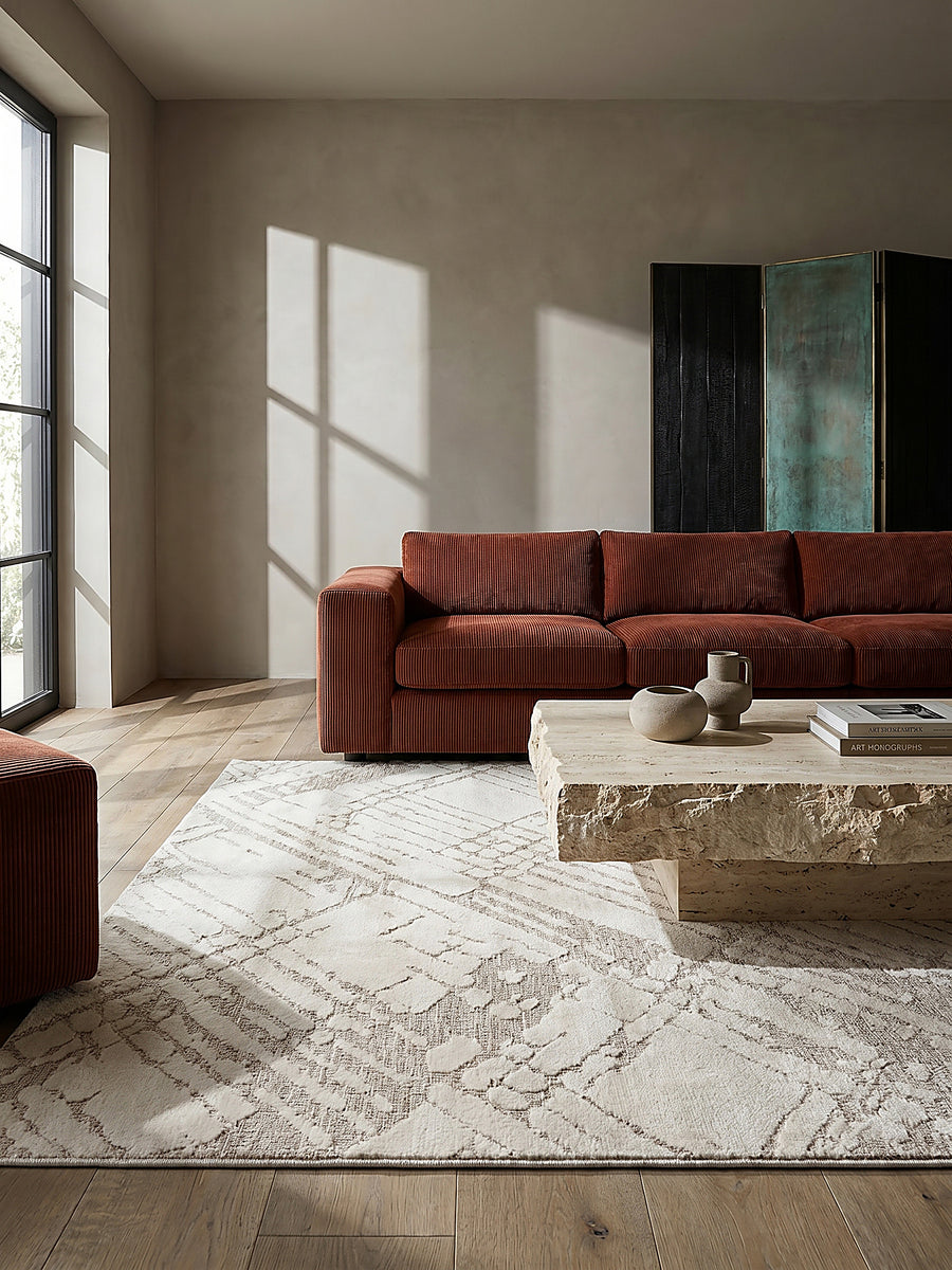 Teppich Creme rechteckig Editorial Interior als Designobjekt drapiert hochwertige Wohnaccessoires_