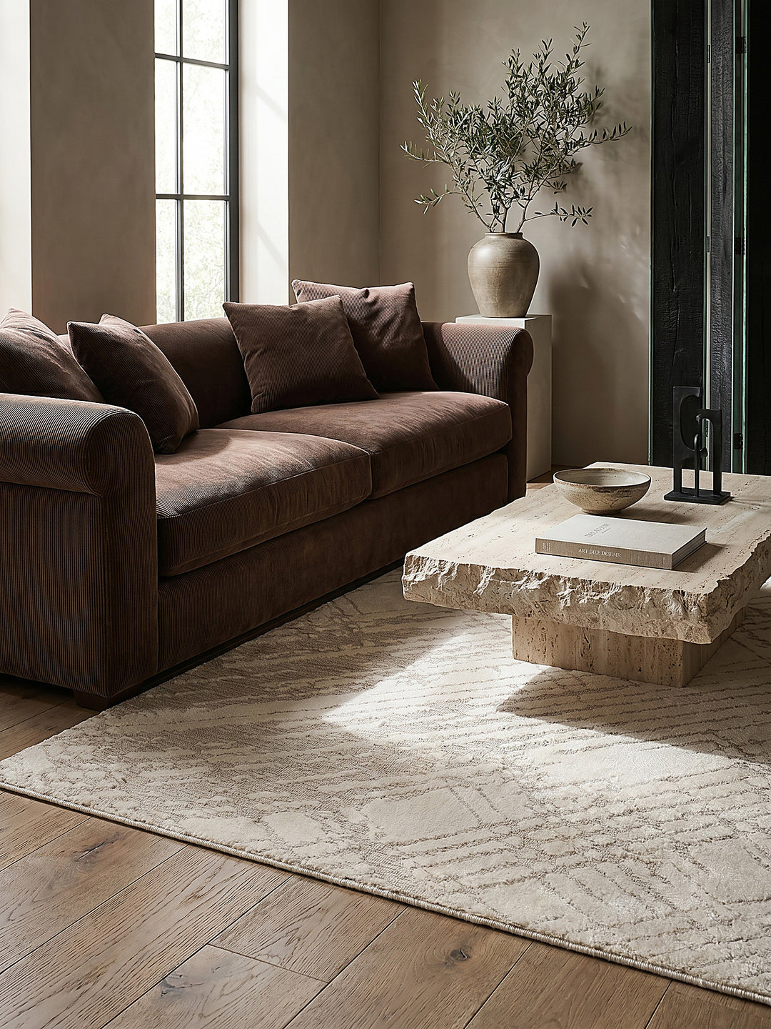 Teppich Creme rechteckig im Wohnzimmer mit Couchtisch und Wohnaccessoires Wohnidee skandinavisch modern_