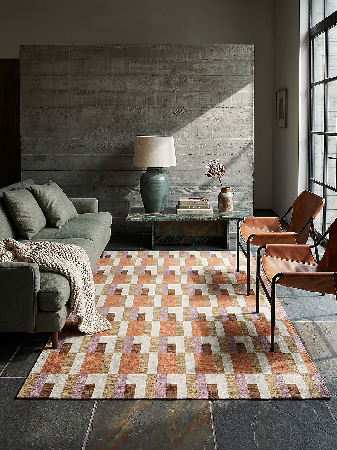 Teppich Orange-Natur rechteckig Editorial Interior als Designobjekt drapiert hochwertige Wohnaccessoires_