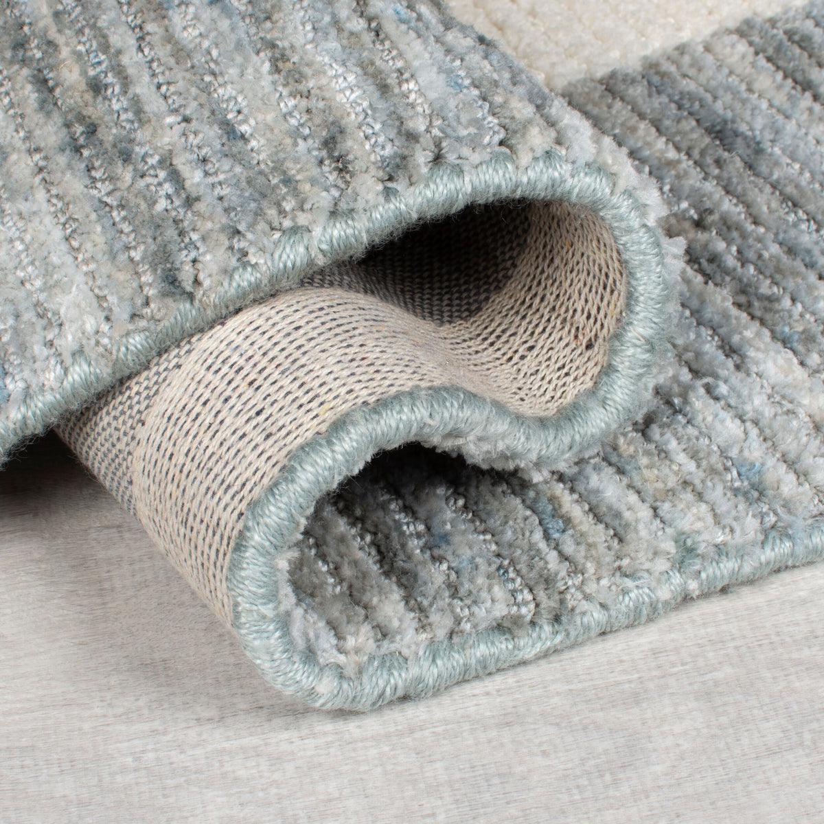 Teppich Streifen-Collage Grau-Creme Kurzflor Kante Rückseite Detail Rechteckig_