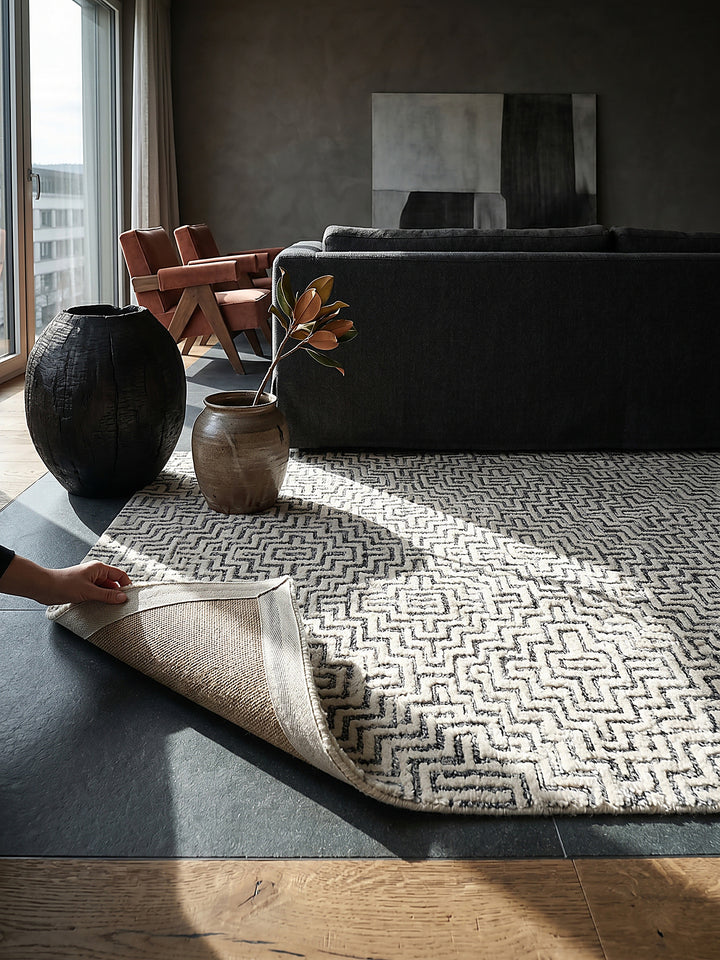 Teppich Grau rechteckig Editorial Interior als Designobjekt drapiert hochwertige Wohnaccessoires_