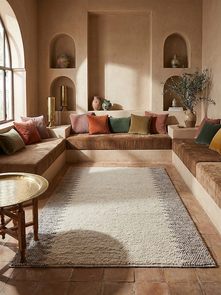 Teppich Beige rechteckig Editorial Interior als Designobjekt drapiert hochwertige Wohnaccessoires_