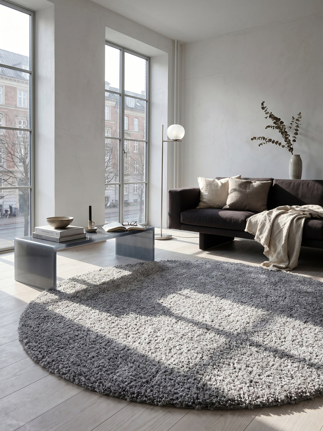 Teppich Hellgrau rund im modernen Wohnzimmer_