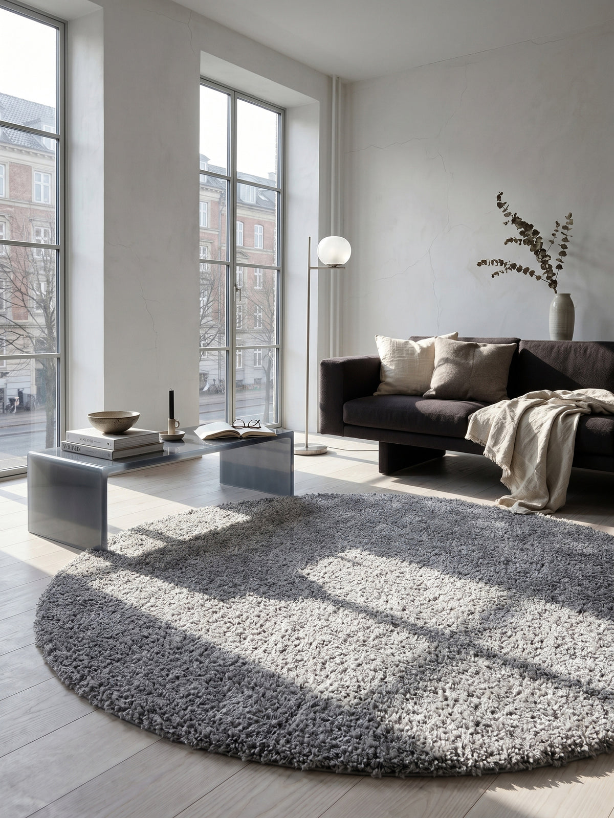 Teppich Hellgrau rund im modernen Wohnzimmer_