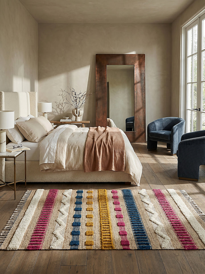 Teppich Natur-Multicolor rechteckig Editorial Interior als Designobjekt drapiert hochwertige Wohnaccessoires_