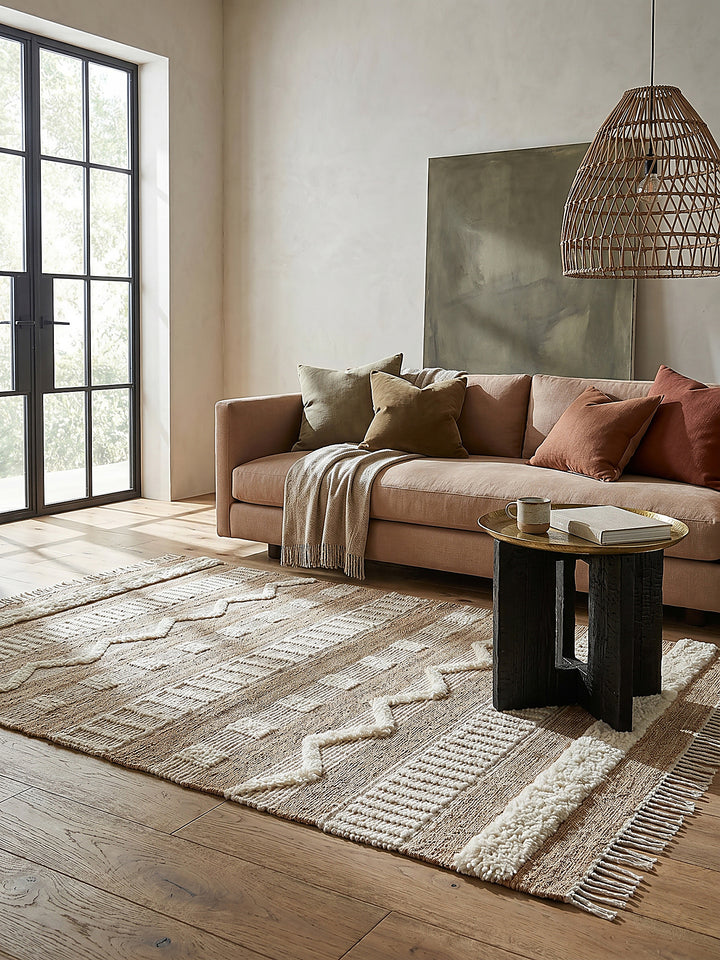 Teppich Natur-Weiß rechteckig im Wohnzimmer mit Couchtisch und Wohnaccessoires Wohnidee skandinavisch modern_