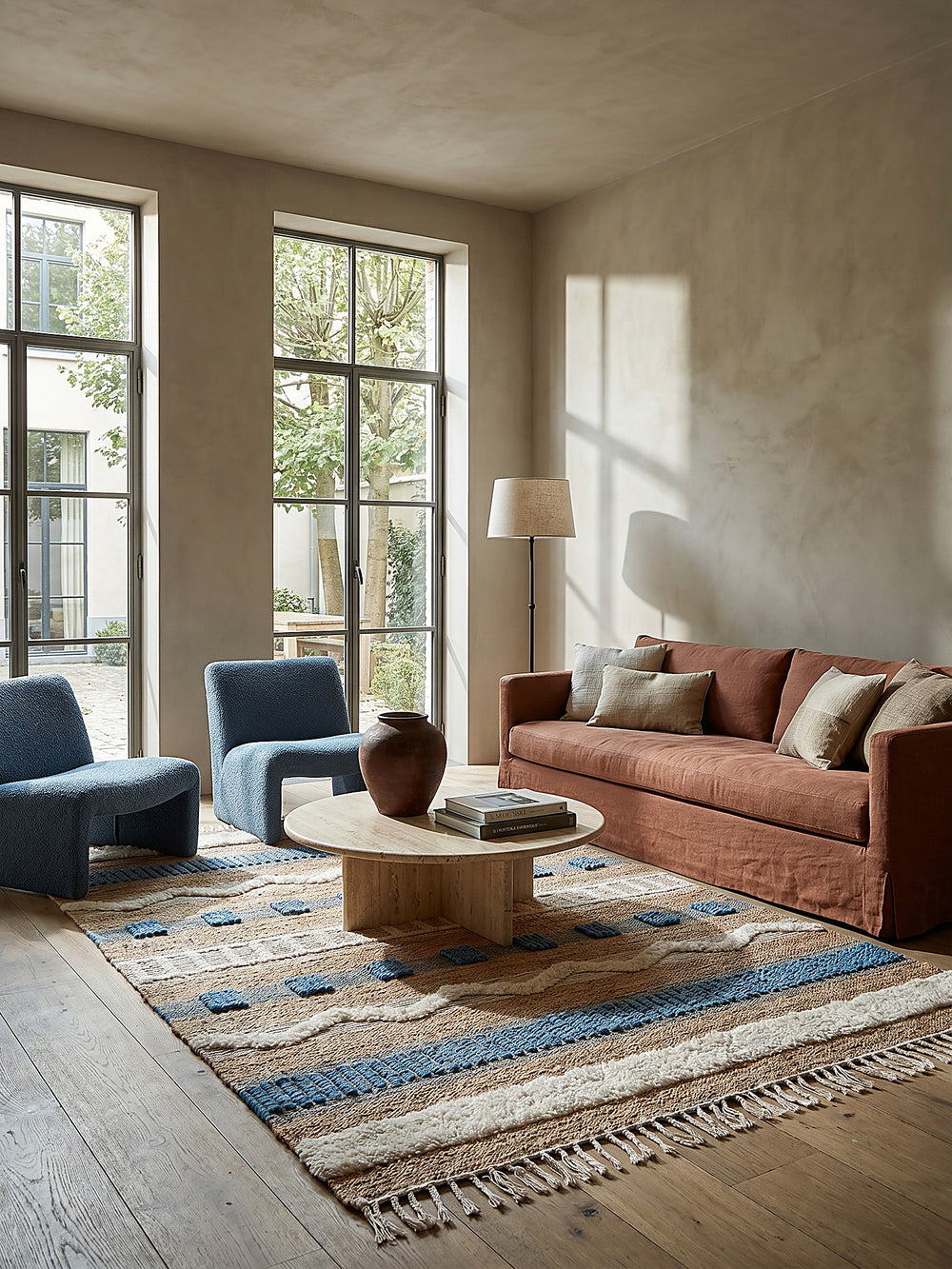 Teppich Multicolor rechteckig Editorial Interior als Designobjekt drapiert hochwertige Wohnaccessoires_