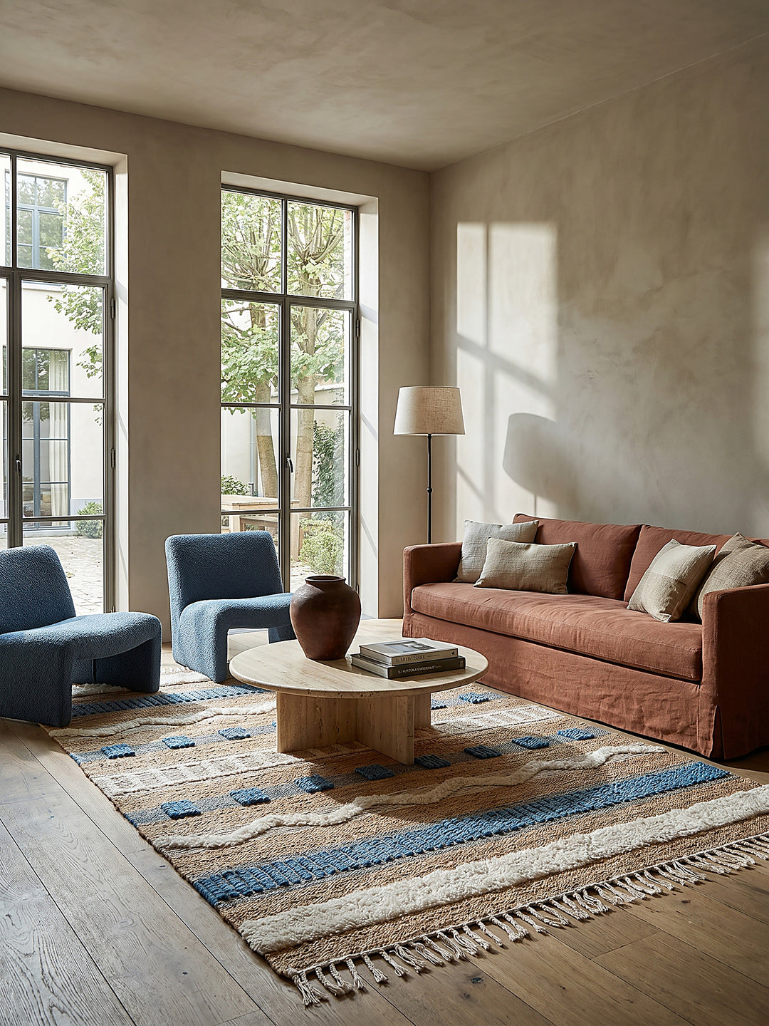 Teppich Multicolor rechteckig Editorial Interior als Designobjekt drapiert hochwertige Wohnaccessoires_