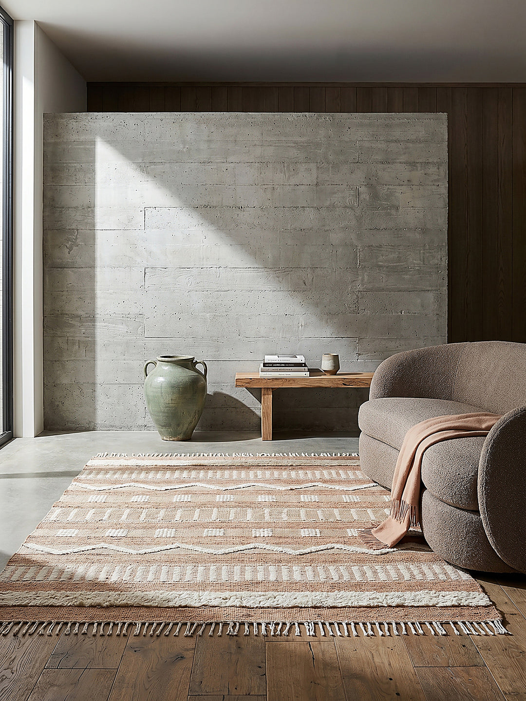 Teppich Natur-Weiß rechteckig Editorial Interior als Designobjekt drapiert hochwertige Wohnaccessoires_