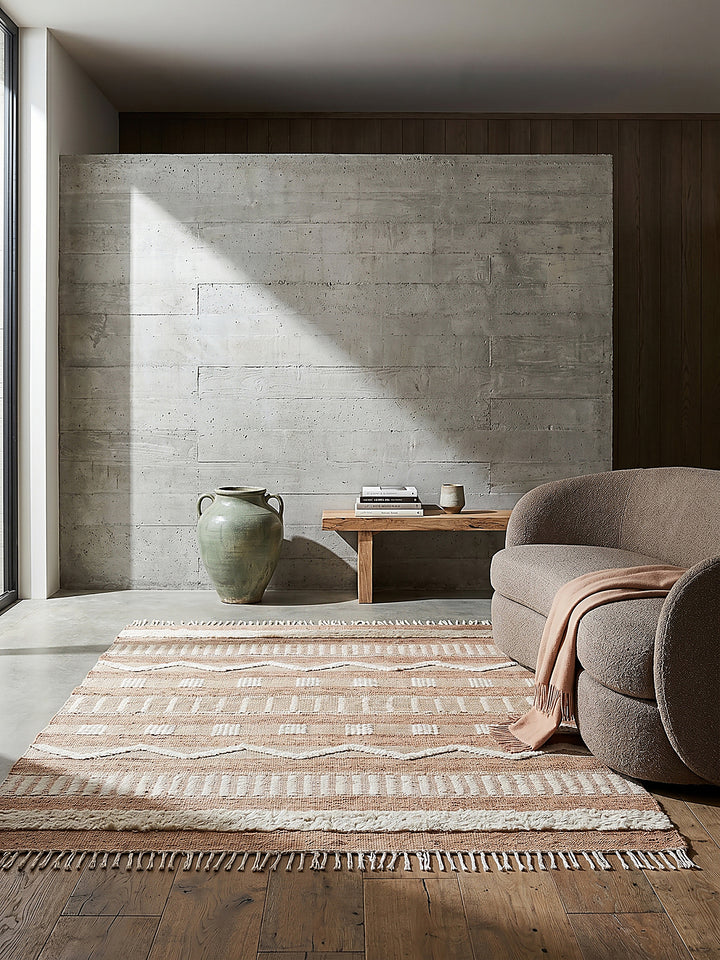 Teppich Natur-Weiß rechteckig Editorial Interior als Designobjekt drapiert hochwertige Wohnaccessoires_