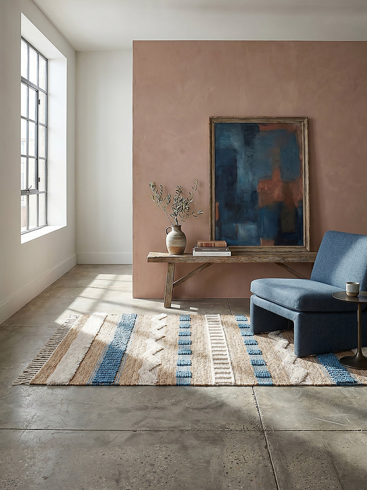 Teppich Natur-Blau rechteckig Editorial Interior als Designobjekt drapiert hochwertige Wohnaccessoires_