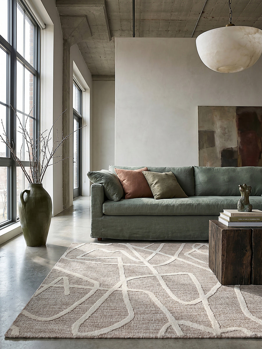 Teppich Taupe rechteckig Editorial Interior als Designobjekt drapiert hochwertige Wohnaccessoires_