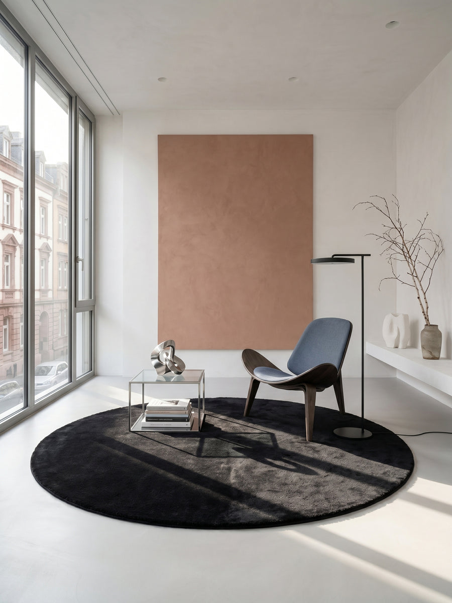 Teppich Schwarz rund im modernen Wohnzimmer_