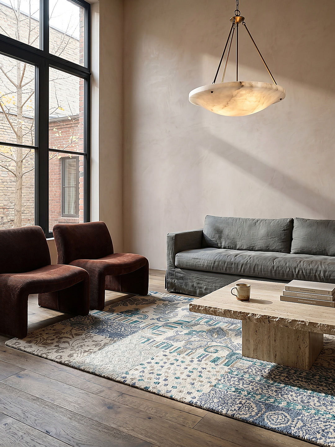 Teppich Blau rechteckig im Wohnzimmer mit Couchtisch und Wohnaccessoires Wohnidee skandinavisch modern_