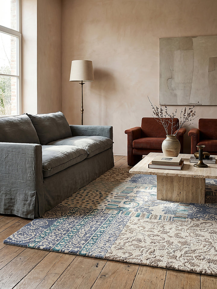 Teppich Blau rechteckig Editorial Interior als Designobjekt drapiert hochwertige Wohnaccessoires_