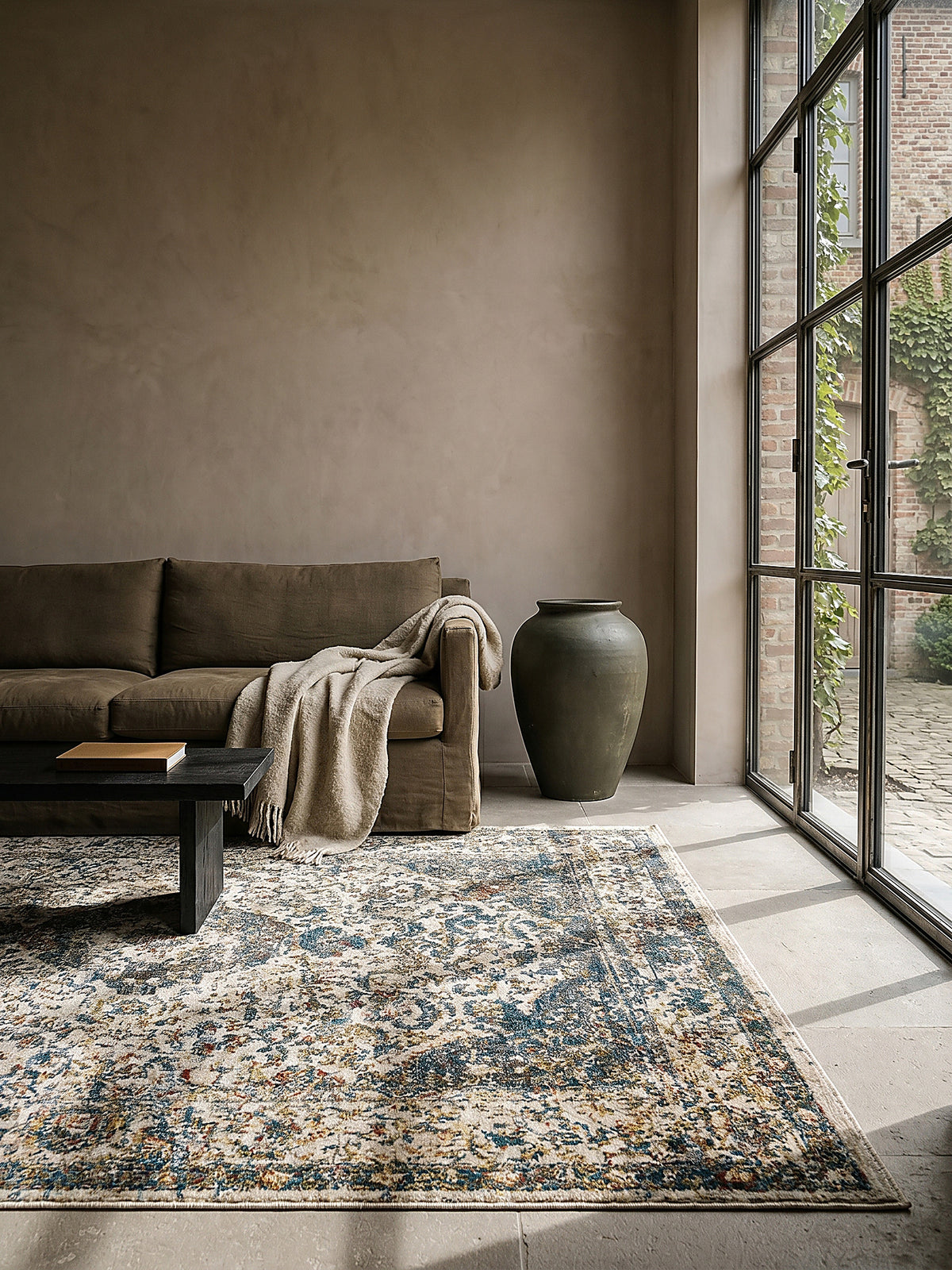 Teppich Multicolor-Erdtöne rechteckig Editorial Interior als Designobjekt drapiert hochwertige Wohnaccessoires