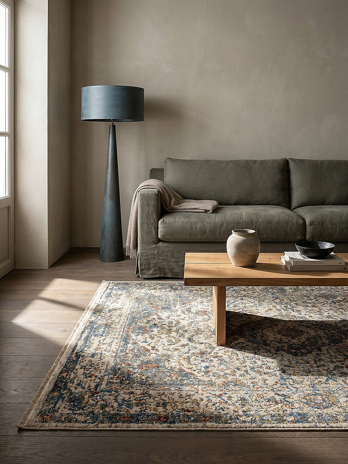 Teppich Multicolor-Erdtöne rechteckig im Wohnzimmer mit Couchtisch und Wohnaccessoires Wohnidee skandinavisch modern