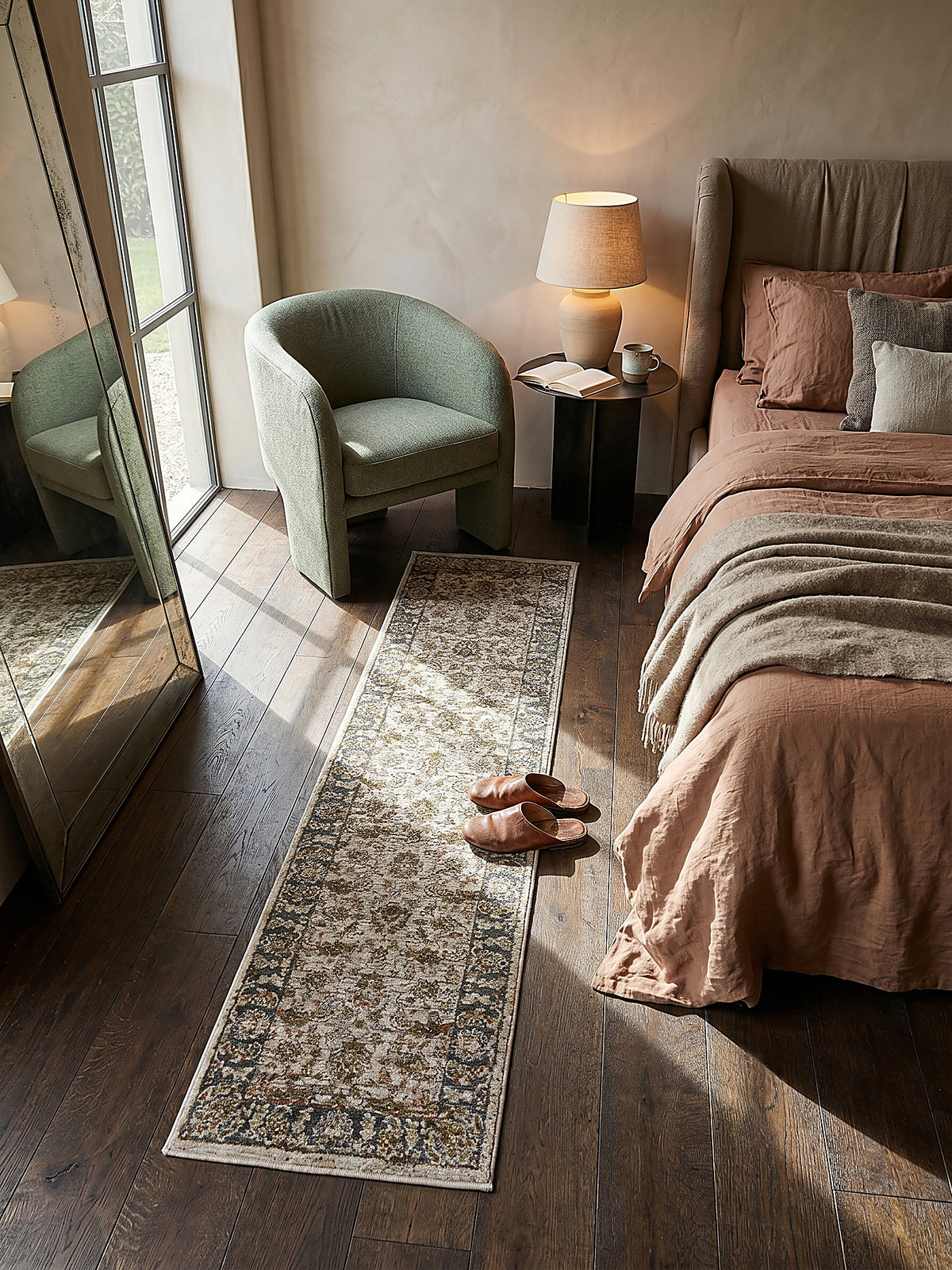 Teppich Erdtöne-Grün Läufer im Wohnzimmer mit Couchtisch und Wohnaccessoires Wohnidee skandinavisch modern_