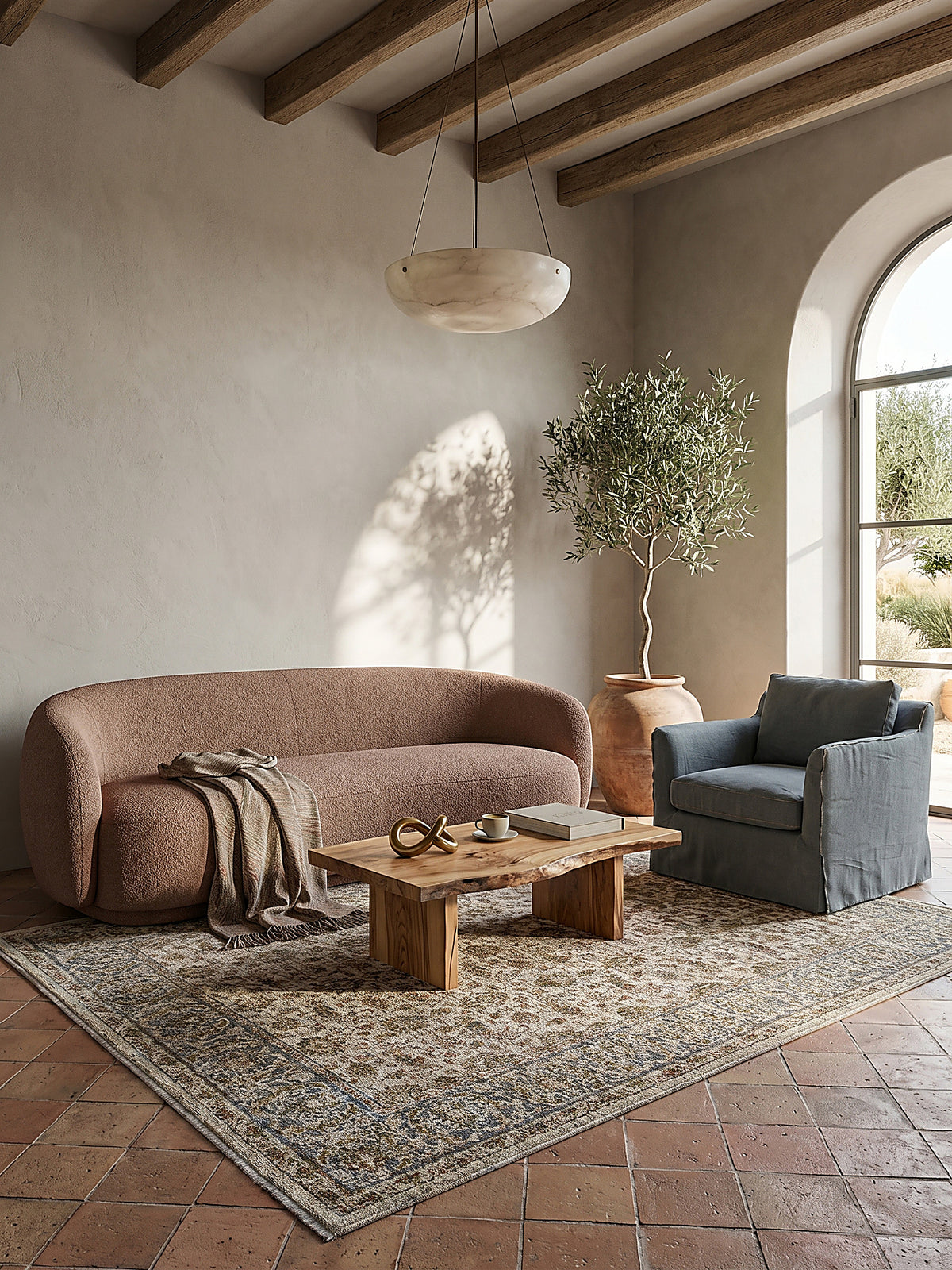 Teppich Erdtöne-Grün rechteckig im Wohnzimmer mit Couchtisch und Wohnaccessoires Wohnidee skandinavisch modern