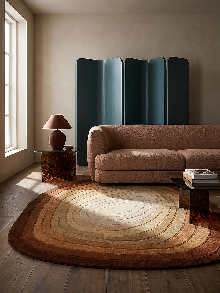 Teppich Terrakotta oval Editorial Interior als Designobjekt drapiert hochwertige Wohnaccessoires_