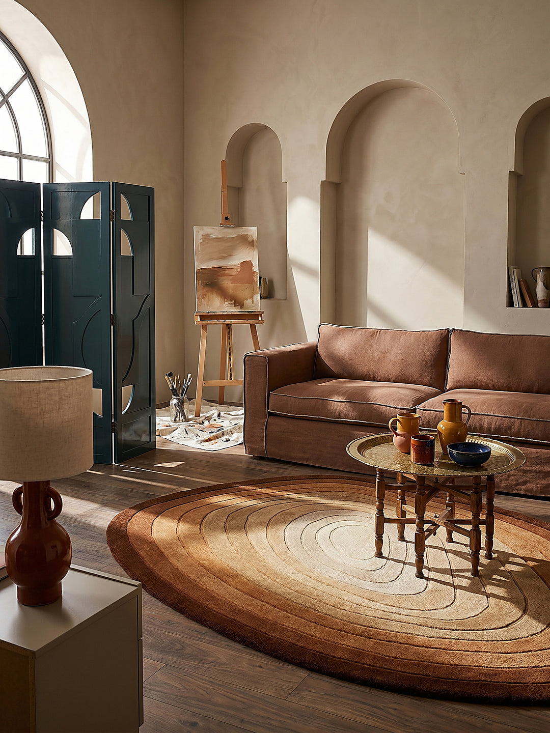 Teppich Terrakotta oval im Wohnzimmer mit Couchtisch und Wohnaccessoires Wohnidee skandinavisch modern_