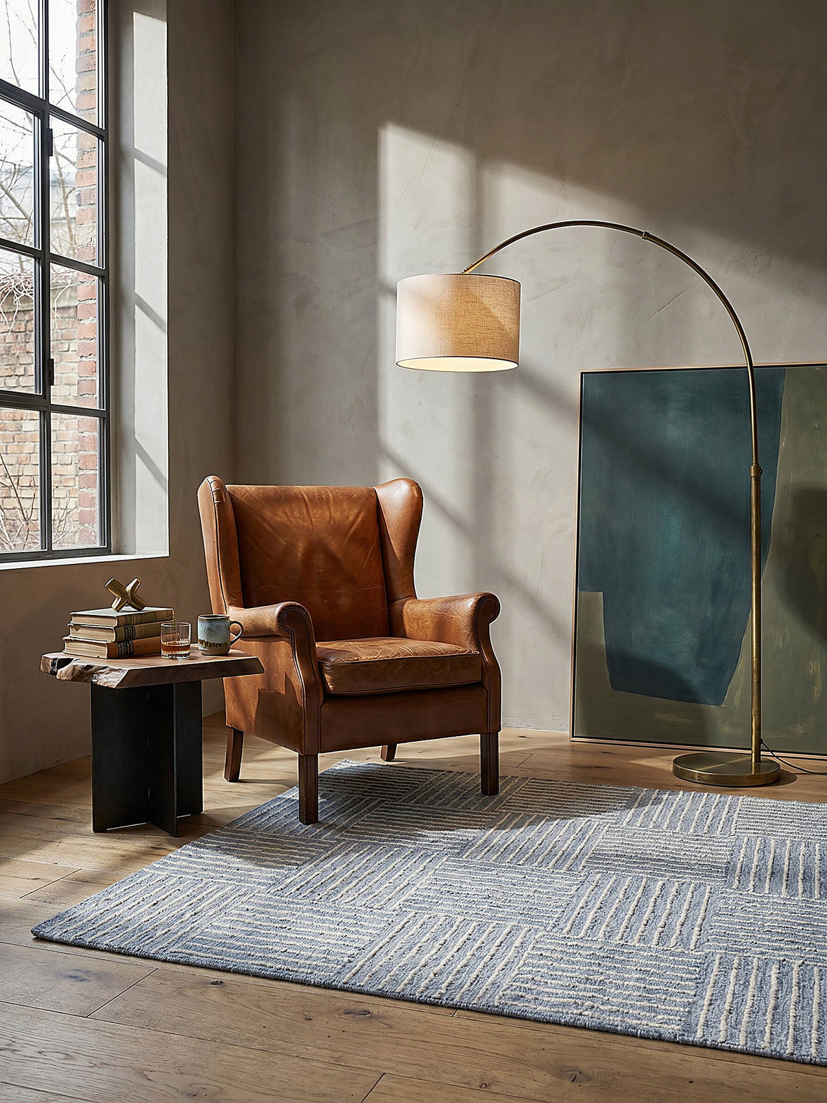 Teppich Blau rechteckig im Wohnzimmer mit Couchtisch und Wohnaccessoires Wohnidee skandinavisch modern