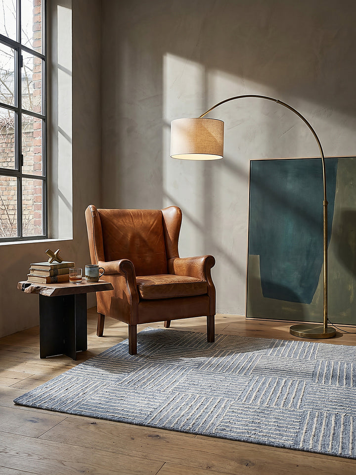 Teppich Blau rechteckig im Wohnzimmer mit Couchtisch und Wohnaccessoires Wohnidee skandinavisch modern_