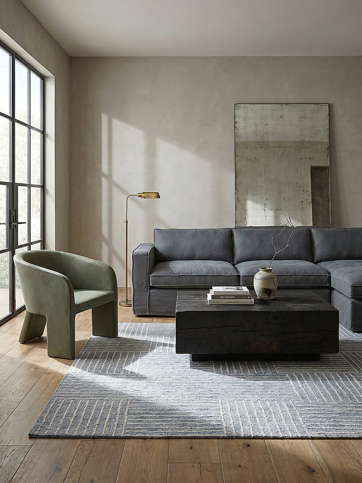 Teppich Blau rechteckig Editorial Interior als Designobjekt drapiert hochwertige Wohnaccessoires_