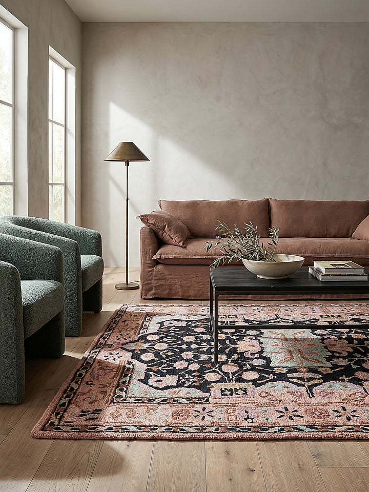 Teppich Rosa-Schwarz rechteckig im Wohnzimmer mit Couchtisch und Wohnaccessoires Wohnidee skandinavisch modern_