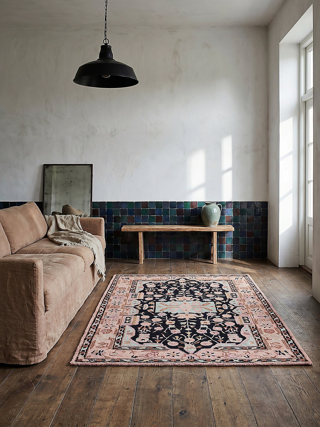 Teppich Rosa-Schwarz rechteckig Editorial Interior als Designobjekt drapiert hochwertige Wohnaccessoires_