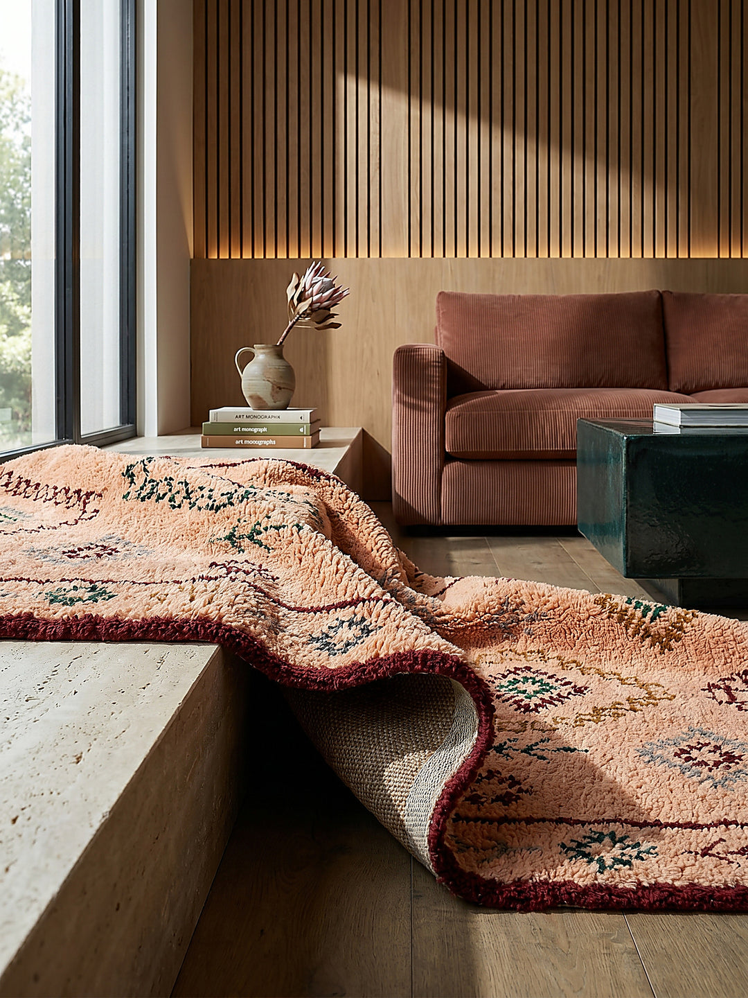 Teppich Pfirsich rechteckig Editorial Interior als Designobjekt drapiert hochwertige Wohnaccessoires_