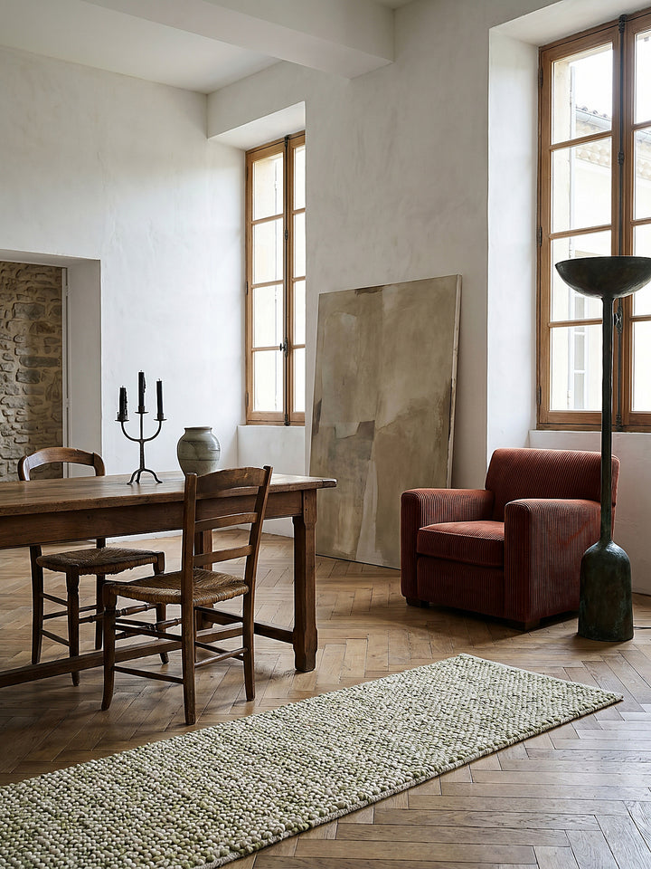 Teppich Grün Läufer im Wohnzimmer mit Couchtisch und Wohnaccessoires Wohnidee skandinavisch modern_