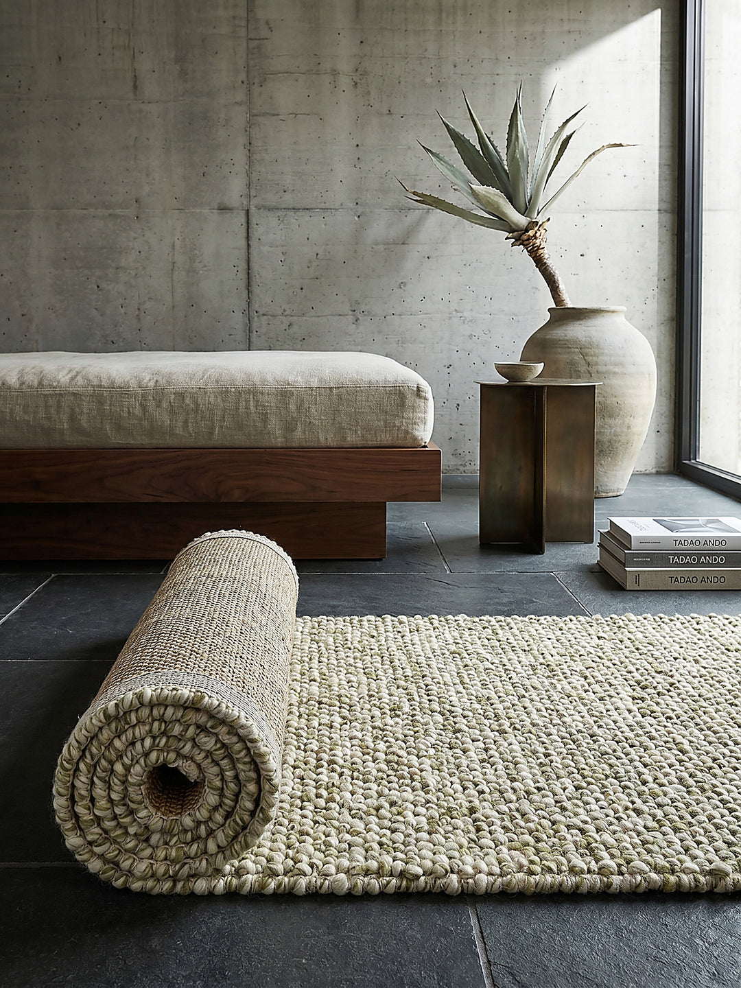 Teppich Grün Läufer Editorial Interior als Designobjekt drapiert hochwertige Wohnaccessoires_