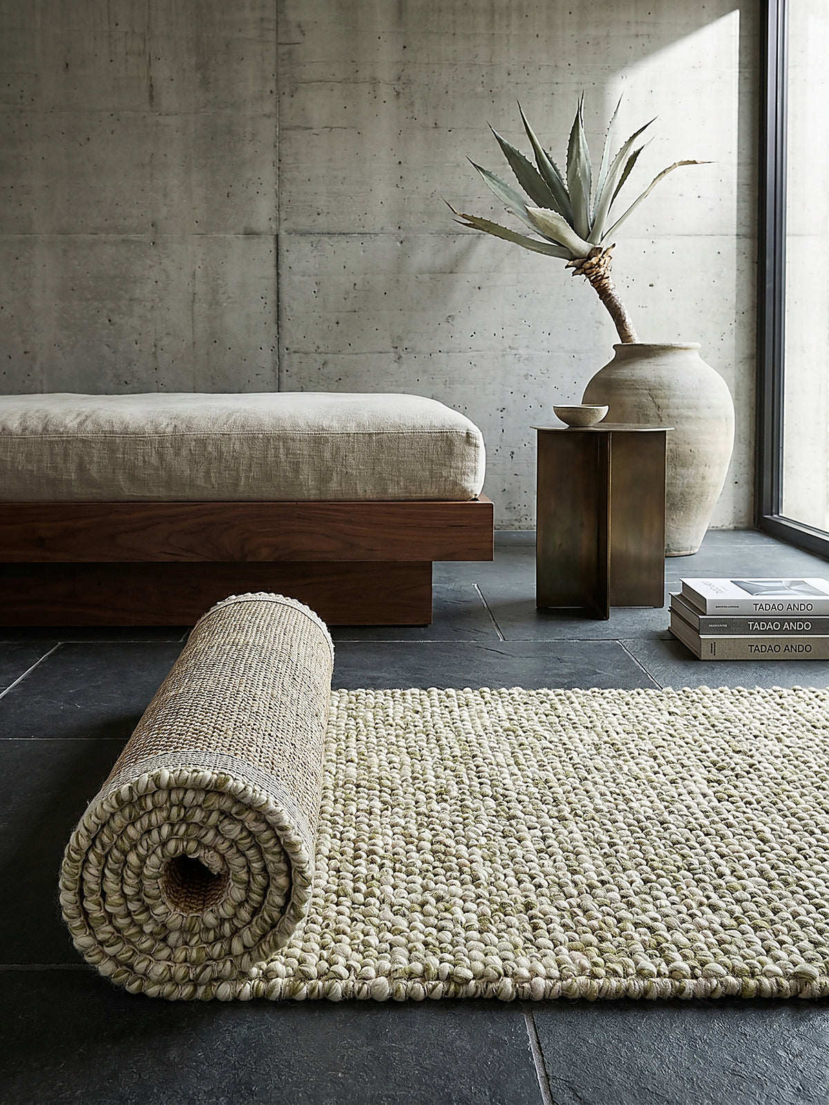 Teppich Grün Läufer Editorial Interior als Designobjekt drapiert hochwertige Wohnaccessoires_