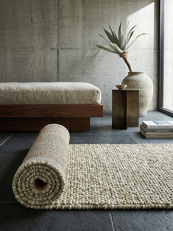 Teppich Grün Läufer Editorial Interior als Designobjekt drapiert hochwertige Wohnaccessoires_