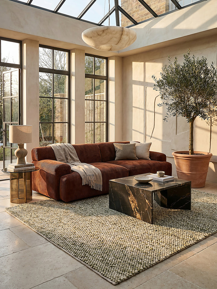 Teppich Grün rechteckig im Wohnzimmer mit Couchtisch und Wohnaccessoires Wohnidee skandinavisch modern_