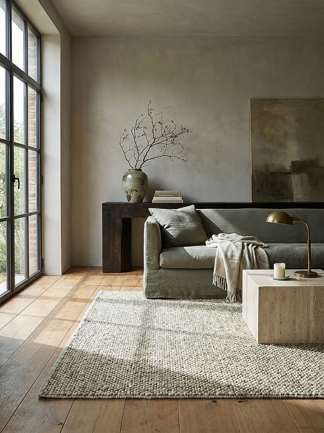 Teppich Grün rechteckig Editorial Interior als Designobjekt drapiert hochwertige Wohnaccessoires_
