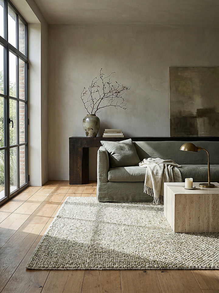 Teppich Grün rechteckig Editorial Interior als Designobjekt drapiert hochwertige Wohnaccessoires_