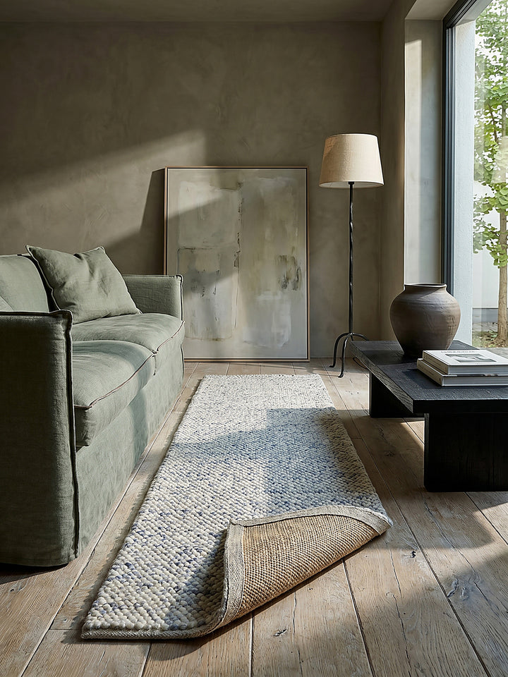 Teppich Hellblau Läufer Editorial Interior als Designobjekt drapiert hochwertige Wohnaccessoires_