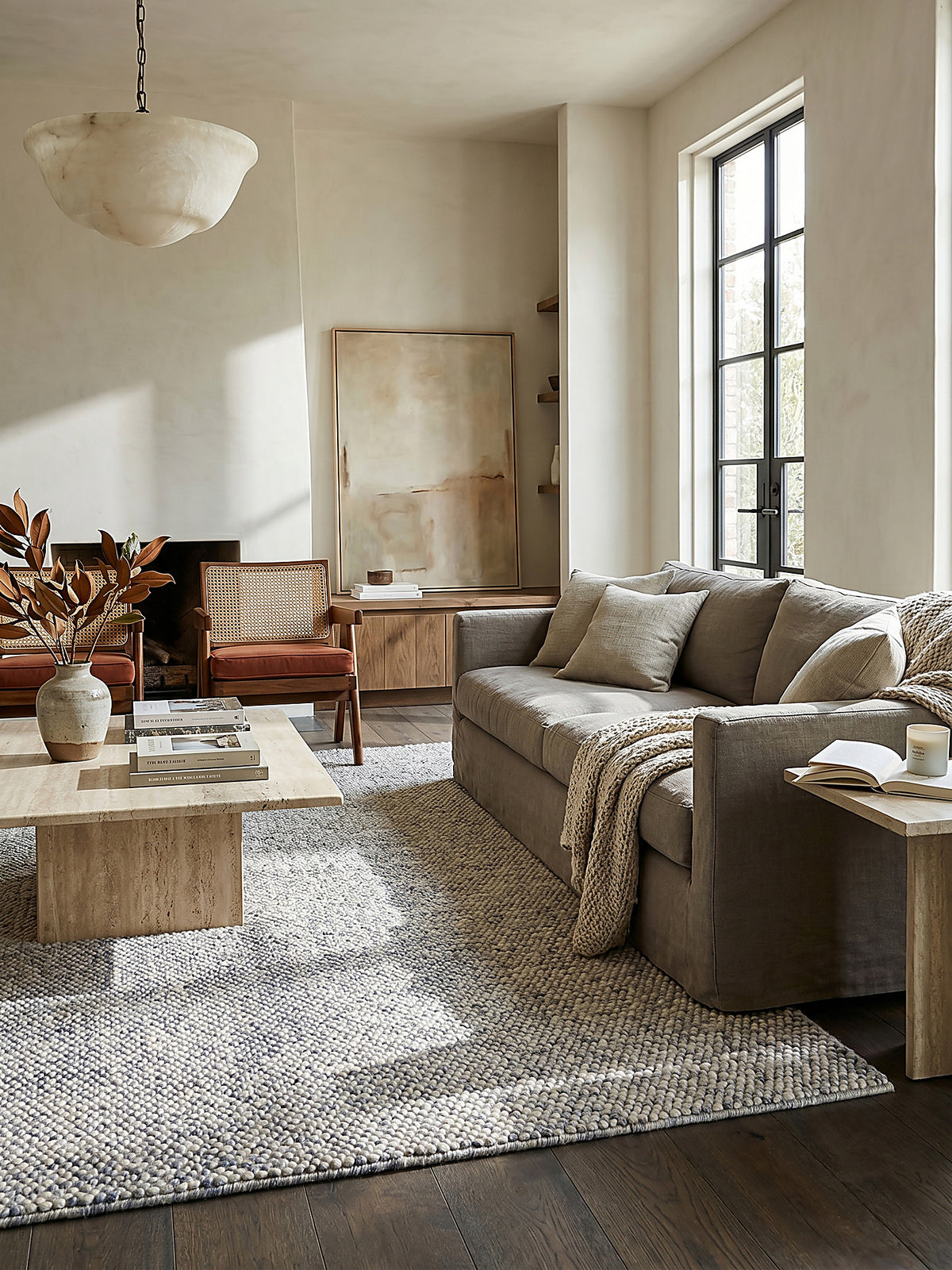 Teppich Hellblau rechteckig Editorial Interior als Designobjekt drapiert hochwertige Wohnaccessoires_