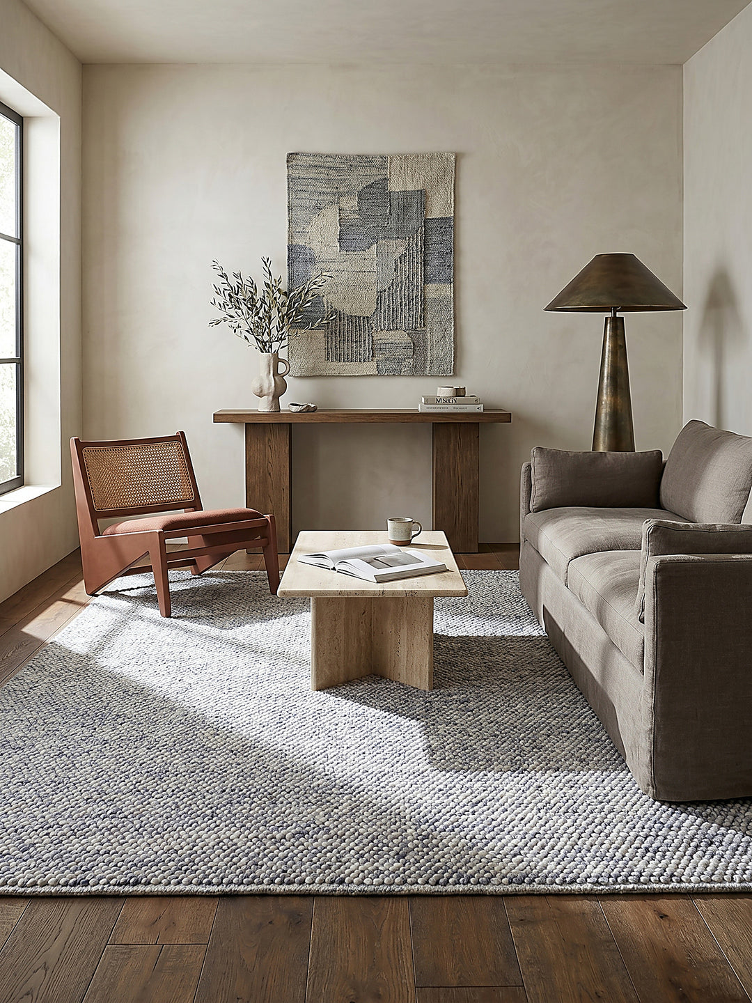 Teppich Hellblau rechteckig im Wohnzimmer mit Couchtisch und Wohnaccessoires Wohnidee skandinavisch modern_