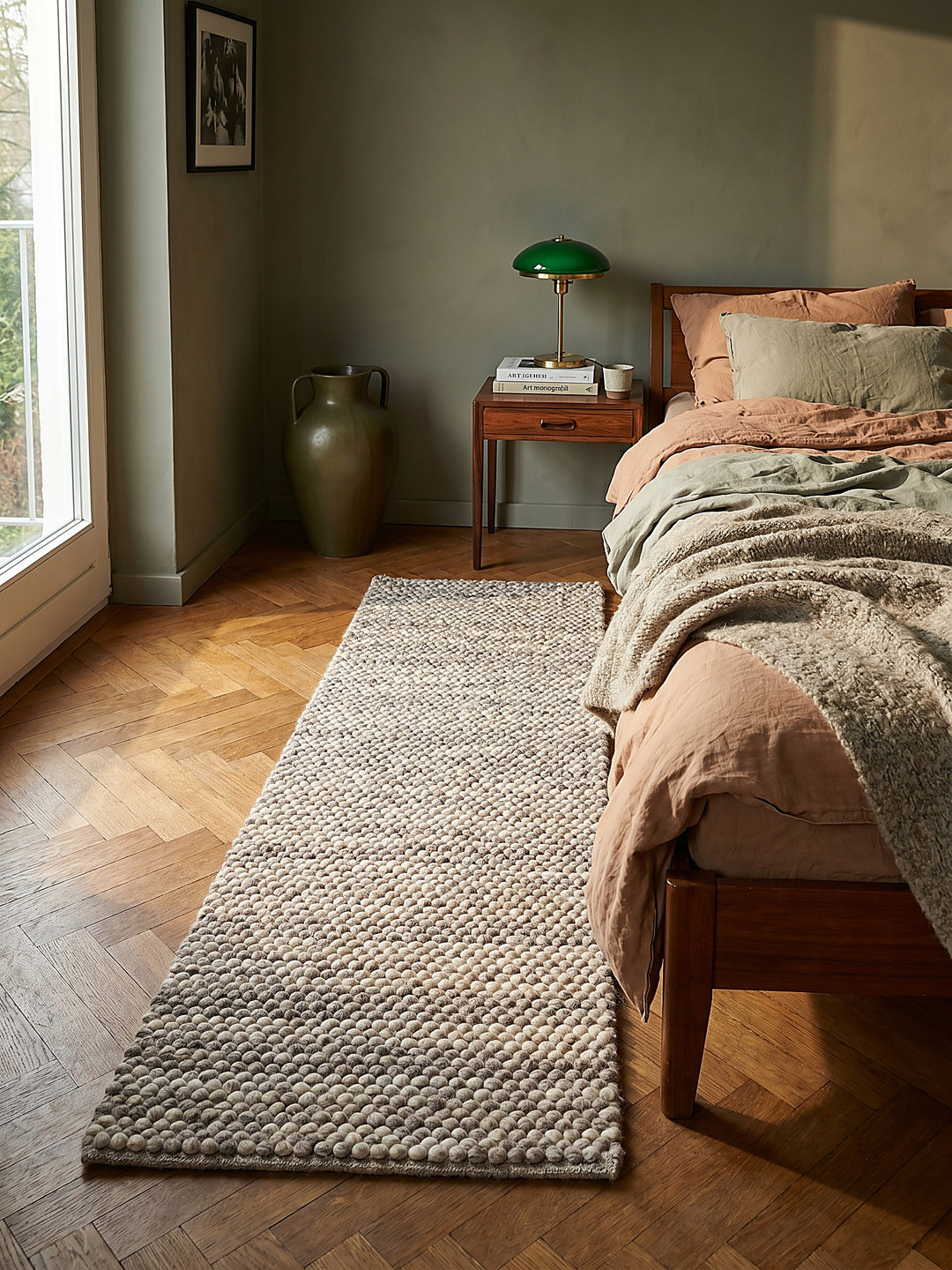 Teppich Beige Läufer im Wohnzimmer mit Couchtisch und Wohnaccessoires Wohnidee skandinavisch modern_