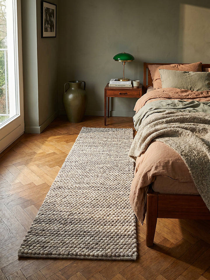 Teppich Beige Läufer im Wohnzimmer mit Couchtisch und Wohnaccessoires Wohnidee skandinavisch modern_
