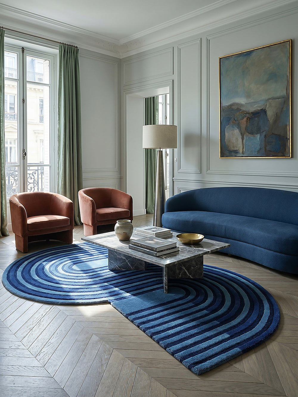 Teppich Blau im Wohnzimmer mit Couchtisch und Wohnaccessoires Wohnidee skandinavisch modern_