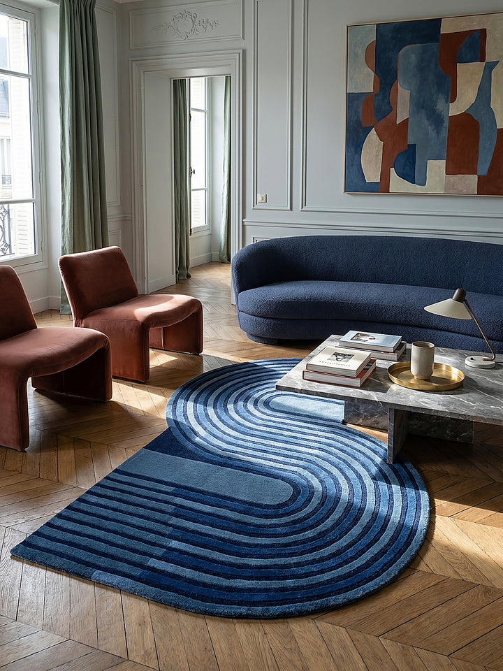 Teppich Blau Editorial Interior als Designobjekt drapiert hochwertige Wohnaccessoires_